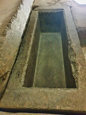 Büyük Khafre Piramidi - Mısır 'ın Kahire yakınlarındaki Giza Platosu' ndaki ana mezar odasında Phraoh Khafre 'nin güzel şekilli granit tabutunun görüntüsü