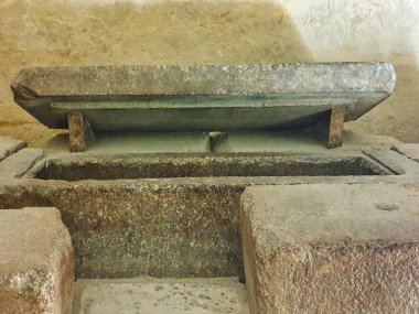 Büyük Khafre Piramidi - Mısır 'ın Kahire yakınlarındaki Giza Platosu' nda bulunan ana mezar odası Khafre 'nin içindeki Phraoh Khafre' nin kapağı ve güzel şekilli granit tabutun manzarası