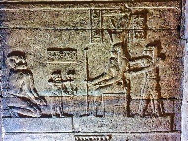 Dendera 'daki Hathor Tapınağı' nda tanrıça Hathor 'a adak adamış hacıları tasvir eden kabartma, MÖ 50 yılında Lüksemburg ve Abydos kasabaları arasında tamamlandı.