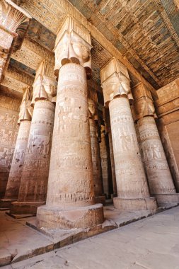 Hathor 'un yüzleri ve Dendera' daki Hathor Tapınağı 'ndaki canlı tavan sanatı, MÖ 50 yılında Lüksemburg ve Abydos kasabaları arasında tamamlanmış görkemli hipotenüs sütunları.