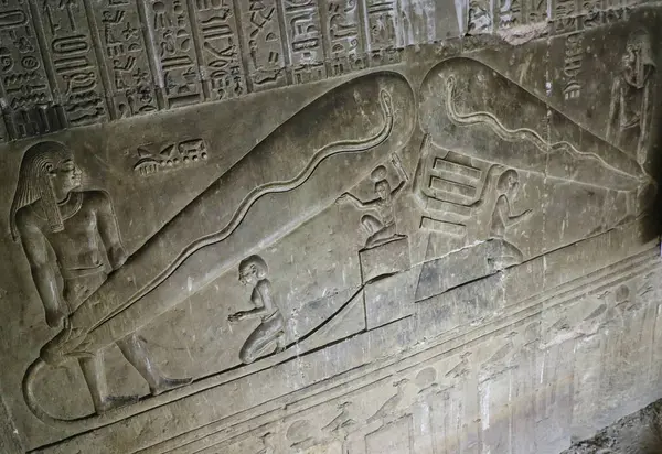 Mezarda bulunan Dendera ampulü Mısır 'ın Abydos kasabası yakınlarındaki Dendera' daki Hathor Tapınağı 'ndaki djed sütunu tarafından desteklenen yılan Harsomtus' un Mısır yaratılış efsanesini tasvir ediyor.