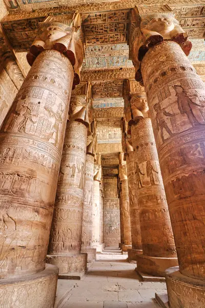 Hathor 'un yüzleri ve Dendera' daki Hathor Tapınağı 'ndaki canlı tavan sanatı, MÖ 50 yılında Lüksemburg ve Abydos kasabaları arasında tamamlanmış görkemli hipotenüs sütunları.
