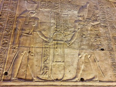 Ptolemaic döneminde Mısır 'ın Aswan kenti yakınlarında MÖ 237 ile 57 yılları arasında inşa edilmiş olan Edfu' daki Horus Tapınağı 'nda Firavun Ptolemy' ye adak adamış.