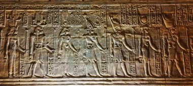 MÖ 237 ile MÖ 57 yılları arasında Mısır 'ın Aswan yakınlarındaki Ptolemaic döneminde inşa edilen Edfu' daki Horus Tapınağı 'ndaki Firavun, Horus, Hathor ve diğer tanrıların duvar levhaları.