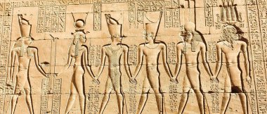 Ptolemy IV Philopator 'ün heybetli duvar ferahlığı, MÖ 237 ile MÖ 57 yılları arasında Mısır' ın Aswan kenti yakınlarında inşa edilen Edfu 'daki Horus Tapınağı' nda Horus ve Hathor tarafından yönetiliyor.