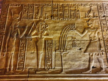 Ptolemy IV Philopator 'ün Osiris ve Hathor' a bakması ve Edfu 'daki Horus Tapınağı' nda adak adaması, MÖ 237 ile MÖ 57 yılları arasında Mısır 'ın Aswan kenti yakınlarında inşa edilmiş.