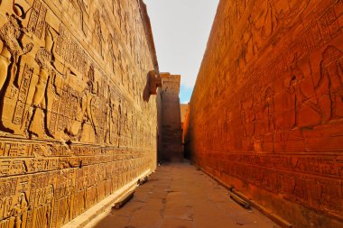 Edfu 'daki Horus Tapınağı' nda MÖ 237 ile MÖ 57 yılları arasında Mısır 'ın Aswan kenti yakınlarında inşa edilen Horus ve Ptolemaic krallarının hikayesiyle süslenmiş zengin sarı kumtaşı duvarlar.
