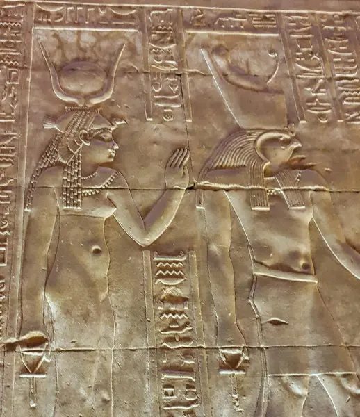 Hathor ve Horus, MÖ 237 ile MÖ 57 yılları arasında Mısır 'ın Aswan yakınlarındaki Ptolemaic döneminde inşa edilmiş olan Edfu' daki Horus Tapınağı 'nda Firavun Batlamyası' nın sunduğu bu kabı kabul ettiler.