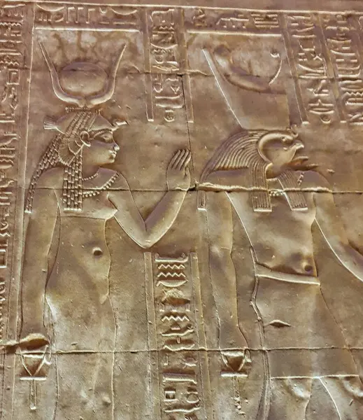 Hathor Horus Přijímají Oběti Pharoah Ptolemaios Tomto Basreliéfu Chrámu Hora Stock Snímky