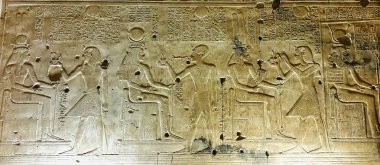 İsis Şapeli 'ndeki duvar temizliği, Kral Seti' nin Mısır 'ın Abydos yakınlarındaki Pharoah Seti I tarafından MÖ 13. yüzyılda yapılmış olan Seti Tapınağı' nda Tanrıça Isis 'e farklı şekillerde adak adadığını gösteriyor.