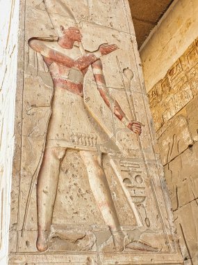 MÖ 13. yüzyılda Mısır 'ın Abydos yakınlarındaki Pharoah Seti I tarafından inşa edilen Seti Tapınağı' nın dış sütununda Firavun Ramesses II 'nin batık duvar kabartması.