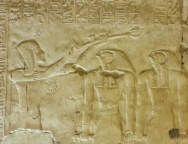 MÖ 13. yüzyılda Mısır 'ın Abydos yakınlarındaki Pharoah Seti I tarafından Seti Tapınağı' nda Horus 'a adak adamış bir prens olarak Ramses II' nin duvar koruması.