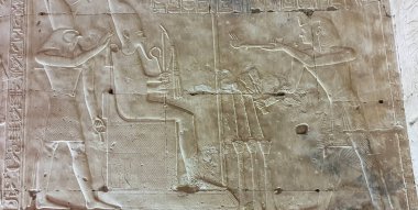 Pharoah Seti I, Mısır 'ın Abydos yakınlarındaki Pharoah Seti I tarafından MÖ 13. yüzyılda inşa edilen Seti Tapınağı' nda oturan ve Horus 'a adak adamıştır.
