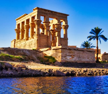 Mısır 'ın Aswan kenti yakınlarında Nectanebo ve Ptolemy Pharoahs tarafından inşa edilmiş, Nasser Gölü' ndeki