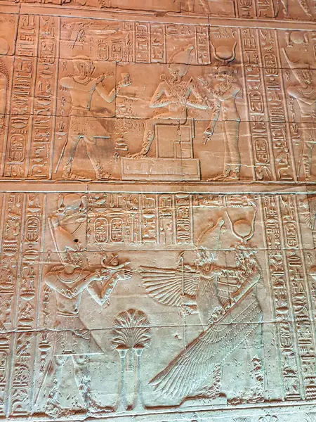 Zdi Reliéfy Zobrazující Pharoah Ptolemaios Dělat Oběť Osiris Isis Vrcholu Stock Obrázky