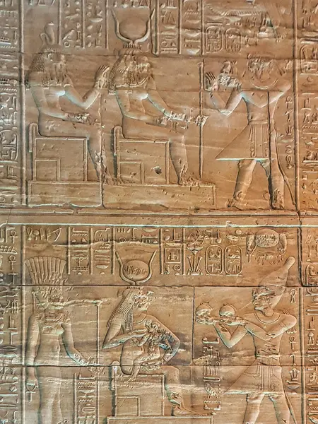 Zdi Reliéfy Zobrazující Pharoah Ptolemaios Dělat Nabídku Isis Sekhmet Isis Royalty Free Stock Obrázky