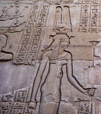 Batık Duvar Ferahlığı Kleopatra II Eş Ptolemy VIII dış sütunlar üzerinde bokeh odaklı Sobek Tapınağı ve Haroeris Ptolemy firavunları tarafından Kom Ombo, Yakın Aswan, Mısır