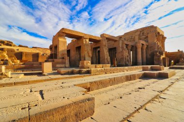 Sobek ve Haroeris Tapınağı 'ndaki timsah başlı tanrıça Sobek' e adanmış Kom Ombo tapınağının kalıntıları. MÖ 2. yüzyılda Ptolemy firavunları tarafından Kom Ombo 'da inşa edilmiş.