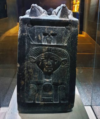 Granit Taş ön tarafında, Mısır 'ın Kom Ombo yakınlarındaki Sobek Tapınağı yakınlarındaki timsah müzesinde Hathor imgesiyle Amenhotep III' ten Sobek 'e bir rahip olan Nebnefer' in sunduğu adak tasvir ediliyor.