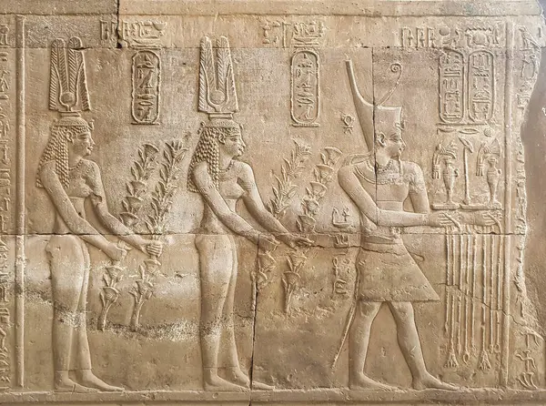 Kleopatra III, Kleopatra II ve Ptolemy VIII Euergetes II, MÖ 2. yüzyılda Ptolemy Pharoahs tarafından Kom Ombo yakınlarında Mısır 'da inşa edilen Sobek ve Haroeris Tapınağı' nda adak sunuyorlar.