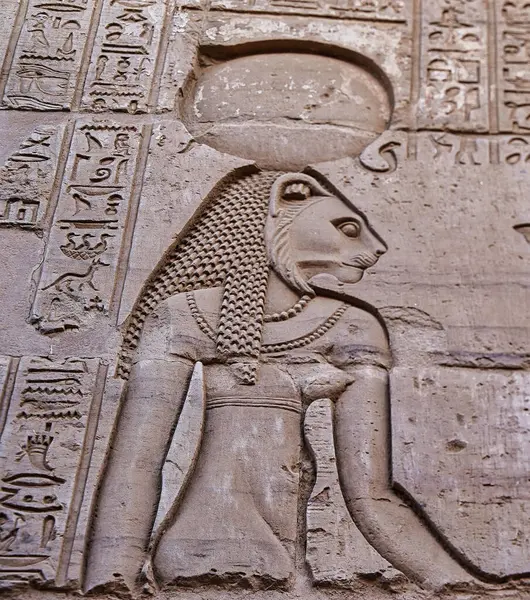 Tanrıça Sekhmet 'in batık duvar boşluğu MÖ 2. yüzyılda Ptolemy firavunları tarafından Kom Ombo, Yakın Aswan, Mısır' da inşa edilen Sobek ve Haroeris Tapınağı 'ndaki bokeh odaklı dış sütunlarda.