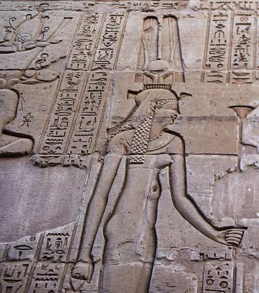埃及阿斯旺附近科姆乌姆博由托勒密法老建造的索贝克和哈罗伊斯神殿外柱上的托勒密八世克丽奥帕特拉二世夫人的沉墙浮雕 免版税图库图片