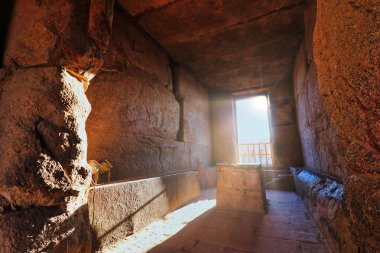 Sabah güneşleri, Mısır 'ın Luxor kentindeki Amun-Re' ye adanmış Karnak tapınak kompleksindeki Yeni Krallık hanedanlarının baş tanrısı Amun-Re 'nin bir heykeline sahip olan Amun tapınağını aydınlatıyor.