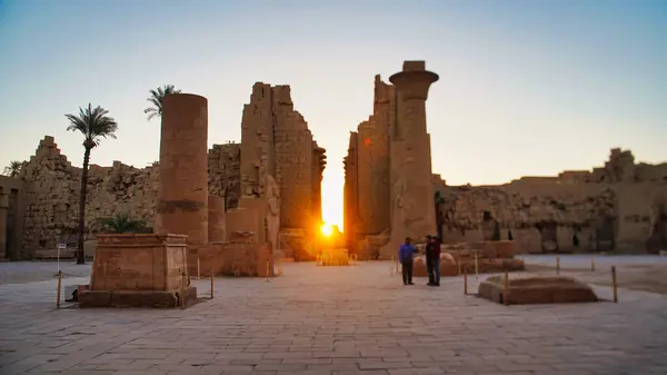 Sabah güneşi, Büyük Karnak Tapınağı 'nın merkez geçidini Mısır' ın Luxor kentindeki Amun-Re 'ye adanmış Karnak Tapınağı kompleksinin giriş sütunlarının yumuşak odaklı görüntüleriyle doldurur.