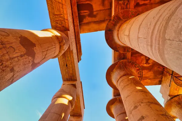 Ramesseum 'un hipotensiyum galerisinin tepesindeki sütunların ve lintel kirişlerin dipteki görüntüsü, Firavun' un Morg Tapınağı 2. Ramesses Büyük Luxor, Mısır 'da parlak bir öğleden sonra