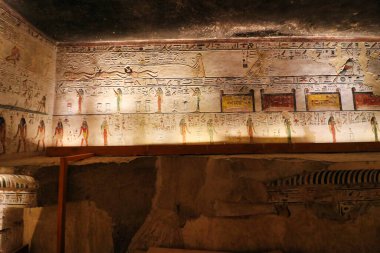 Yan odada Amduat 'ın 7. saatinin duvar tamiri. Jb, Seti I' deki lanetliler için cezalar gösteriyor. KV17, Lüksemburg 'daki Krallar Vadisi' ndeki Theban mezarlığında.