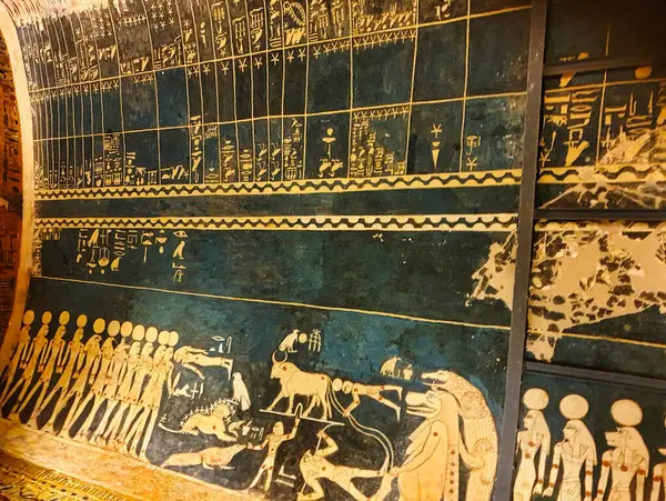 Astronomik takvimle yükseltilmiş tavanın altında Tanrıçalar Tawret ve Sobek 'in Seti I lahitindeki resimleri, KV17' nin Luxor, Mısır 'daki Krallar Vadisi' ndeki Theban mezarlığındaki görüntüleri var.