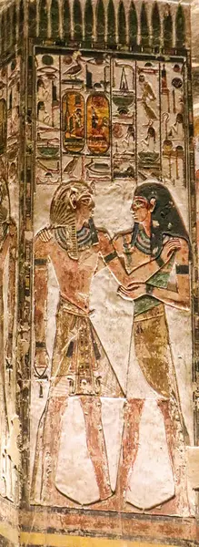 Seti I 'nin duvar kabartması, Seti I' nin birinci sütunlu odasında ilahi bir kişinin önünde, KV17 'nin Mısır' ın Luxor kentindeki Krallar Vadisi 'ndeki Theban mezarlığında.