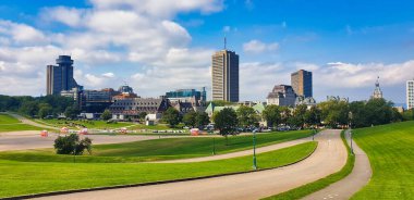 Kanada 'nın Quebec eyaletinin başkenti Quebec' te güneşli bir günde Kale yakınlarındaki Abraham ovalarından Parlamento binalarının ve Quebec şehrinin güzel manzarası.