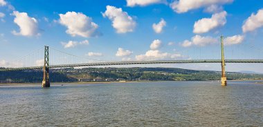 Kanada 'nın Quebec eyaletinin başkenti Quebec yakınlarındaki Montmorency yakınlarındaki St. Lawrence nehrinin üzerindeki Pont de Ille köprüsünün geniş açılı manzarası.