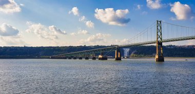 Montmorency ile Pont de Ille Köprüsü 'nün muhteşem manzarası, Kanada' nın Quebec kenti yakınlarındaki St.Lawrence nehrinde parlak bir yaz günü yolcu gemisinden alınan arka plana düşer.