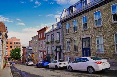 Kanada 'nın Quebec eyaletinin başkenti Quebec' teki eski kasaba bölgesinde Rue Sainte-Ursule 'de geleneksel tuğla evler ve Avrupa mimarisi