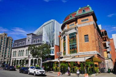 Sahne sanatları tiyatrosu Le Diamant ve Quebec şehrinin başkenti Quebec 'te Kent Gate yakınlarında tarihi bir İtalyan restoranı olan Il Teatro' nun görüntüsü.