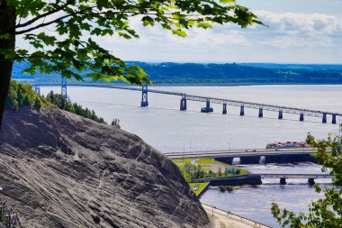 Montmorency yakınlarındaki St. Lawrence nehrinin üzerindeki Pont de l 'lle Köprüsü manzarası Kanada' nın Quebec eyaletinin başkenti Quebec 'e yakındır.