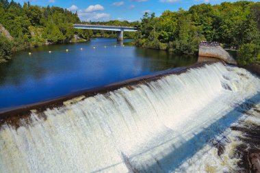 Kanada 'nın Quebec eyaletinin başkenti Quebec kenti yakınlarındaki ana şelaleden önce Montmorency nehrinin üst kısmı.