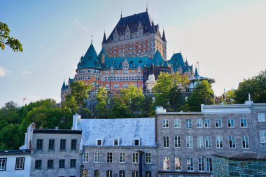 Kanada 'nın Quebec eyaletinin başkenti Quebec' teki Montmorency Park 'tan görüldüğü üzere Eski Quebec şehrinin simgesi olan Grand Fairmont Chateau Frontenac otelinin muhteşem manzarası.
