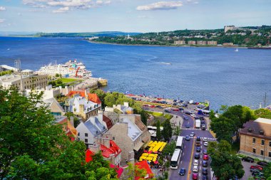St. Lawrence nehrinin Dufferin terasının tepesinden manzara manzarası muhteşem. Yolcu gemileri ve Kanada 'nın Quebec şehrinin karşı kıyısındaki Levis kasabası.