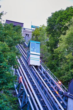 Quebec 'in üst kısmı olan Dufferin terasını Kanada' nın Quebec kentindeki Quartier Petit Champlain 'in alt kısmına bağlayan 1879 yılında inşa edilen tarihi Quebec Füniküler manzarası.