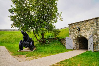 Büyük topçu topları ve Quebec Kalesi 'nin içine bir tünel girişi. Kanada' nın Quebec şehrindeki Kanada silahlı kuvvetlerinin 22. Kraliyet alayının yuvası.