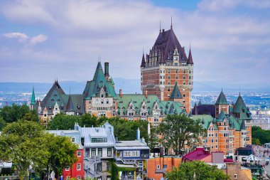 Cap Diamant tepesinin tepesindeki Fairmont Chateau Frontenac Oteli 'nin muhteşem manzarası Quebec Kalesi' nden parlak bir günde, Kanada 'nın Quebec şehrinde mavi gökyüzü ile görülmektedir.