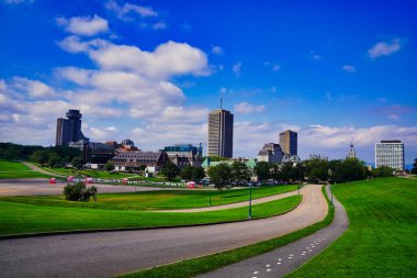 Kanada 'nın Quebec eyaletinin başkenti Quebec' te güneşli bir günde Kale yakınlarındaki Abraham ovalarından Parlamento binalarının ve Quebec şehrinin güzel manzarası.