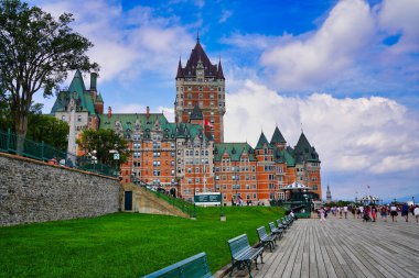 Quebec şehrinin mücevheri olan Chateau Fairmont Frontenac Hotel, Kanada 'nın Quebec eyaletinin başkenti Quebec' teki St. Lawrence nehrine bakan Dufferin terası boyunca hakim konumdadır.