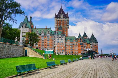 Muhteşem Chateau Fairmont Frontenac Oteli, Quebec şehrinin başkenti Quebec 'teki St. Lawrence nehrine bakan Dufferin terası boyunca gezinirken görüldü.