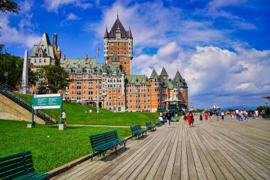 Iconic Chateau Fairmont Frontenac Oteli aydınlık bir yaz gününde Kanada 'nın Quebec kentindeki St. Lawrence nehrine bakan Dufferin terası boyunca gezinti alanında görüldü.