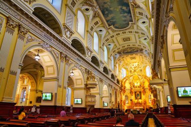 Sunağın Nave boyunca manzarası ve Quebec Bazilikası içindeki boyanmış tavan, Kanada 'nın en eski kilisesi, ilk olarak 1633' te Quebec şehrinde inşa edilmiş, Kanada 'nın Quebec eyaletinin başkenti