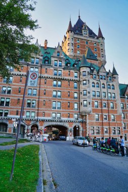 Quebec, Kanada 'nın Quebec eyaletinin başkenti Quebec' teki tarihi Fairmont Frontenac Oteli 'nin önünde Quebec eski kasabasında gezintiye çıkmak için at arabası veya at arabası.